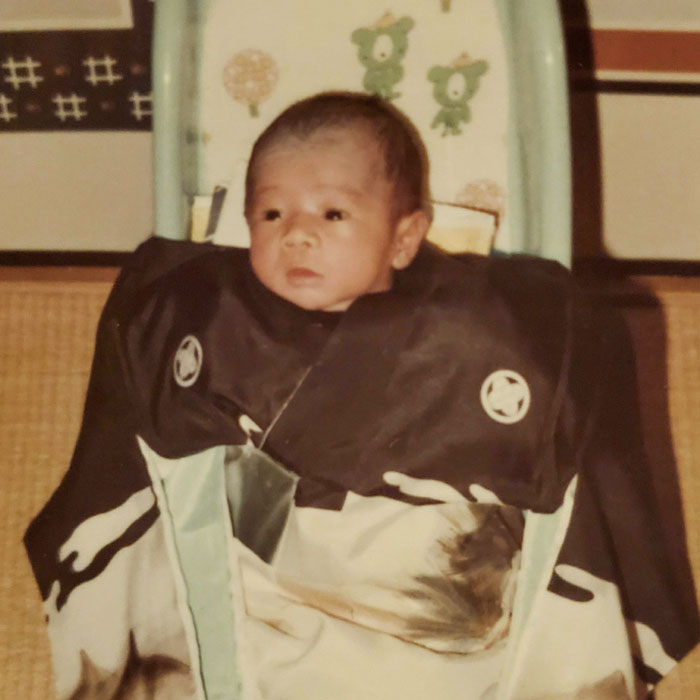 お宮参りの日に記念撮影。ラックに乗せたらごきげんでした。