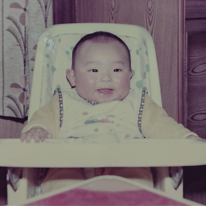 ラックに載せると終始ニコニコ!テーブル付きでとても便利でした。