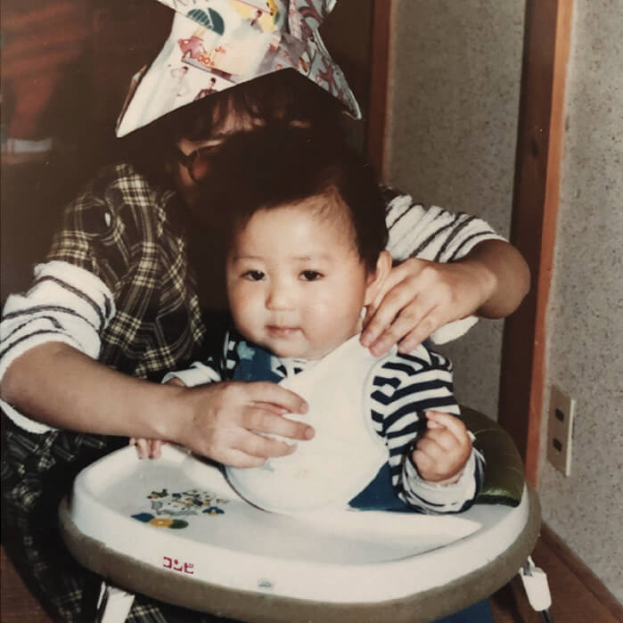 食いしんぼのこの子のために大きなテーブルがついた歩行器を。