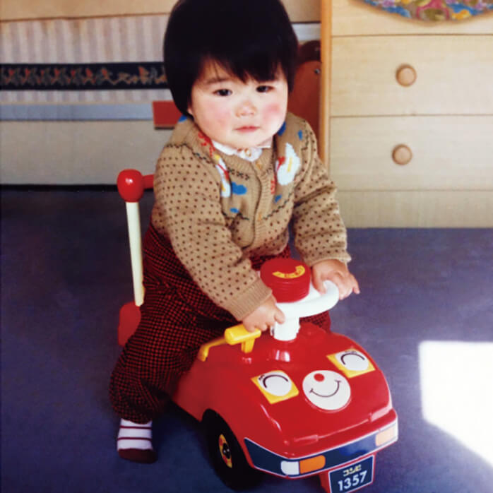 クルマ大好き!部屋中走り回ってお気に入りのマイカーに。