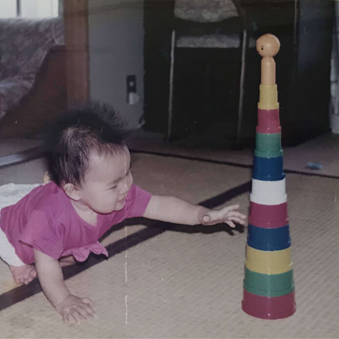 このおもちゃを積み上げるといつもごきげんで寄ってくる子でした。