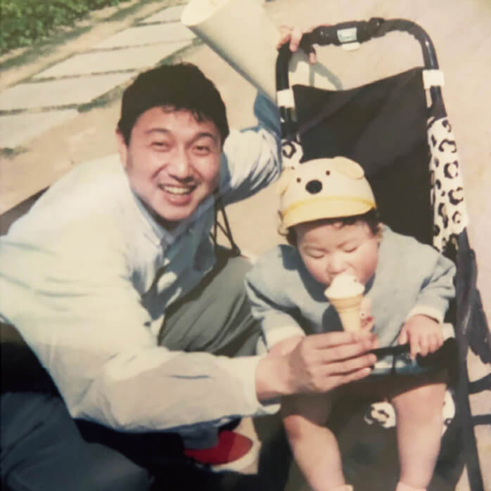 ヒョウ柄の珍しいベビーカーで、大好きなパパとソフトクリームを食べてごきげん。