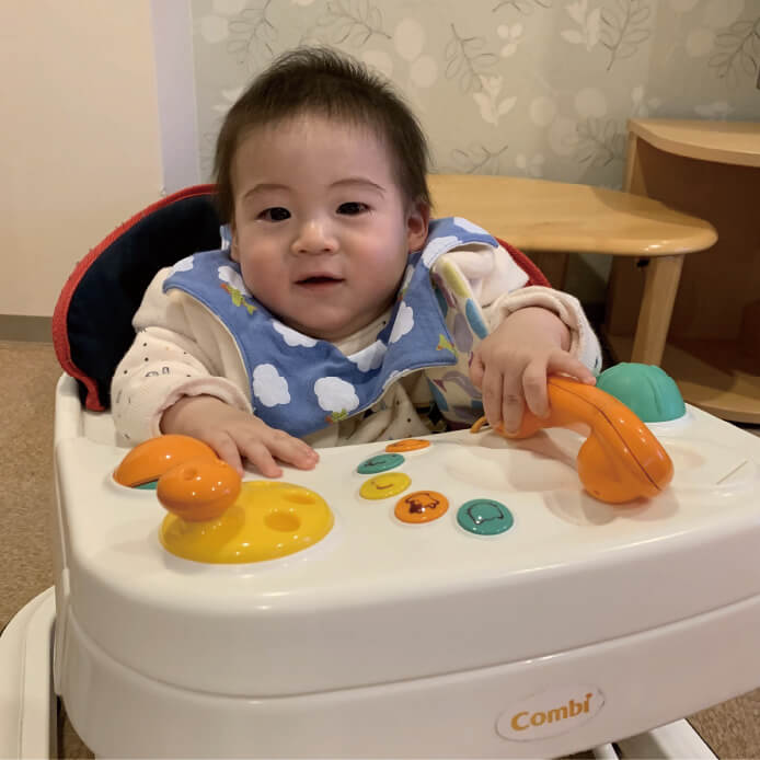 お気に入りの歩行器でよく遊んでいました。