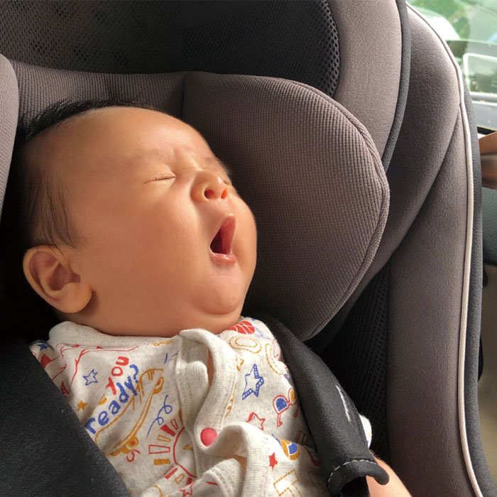 チャイルドシートの乗り心地がよくて、思わずあくび。