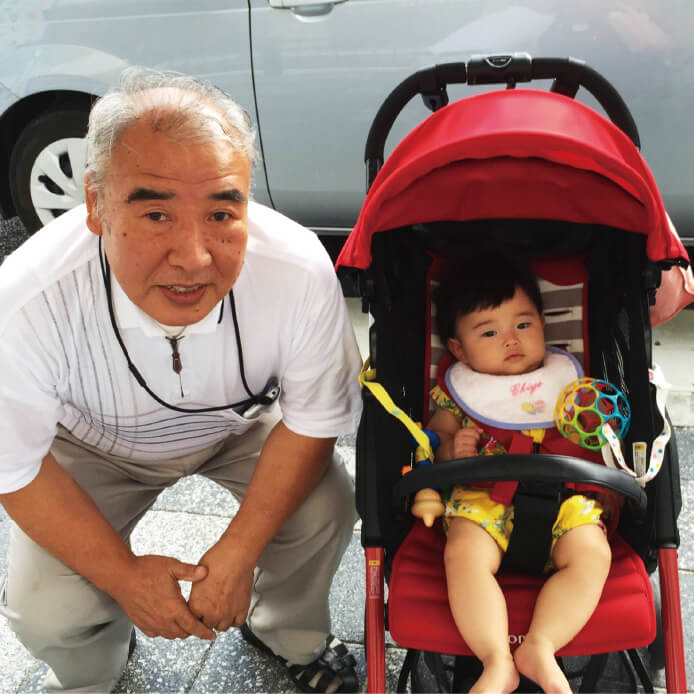 真っ赤な軽いベビーカーでおじいちゃんがよく外に連れていってくれました。