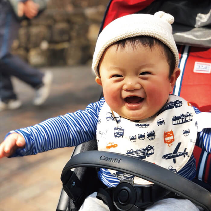 復刻版のベビーカーに乗った息子は、赤ちゃんの頃のわたしにそっくり!