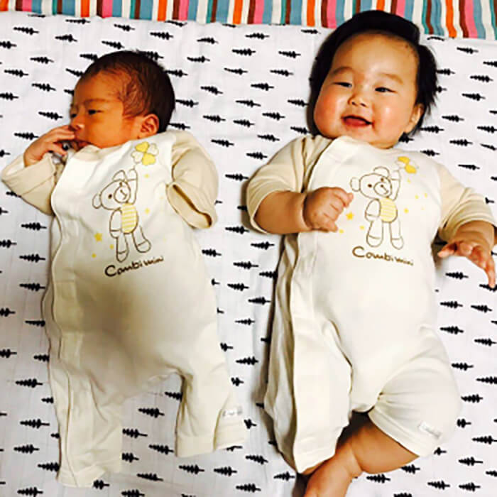 お祝いでもらったロンパースを同じ年に生まれた従兄弟とお揃いで記念撮影。