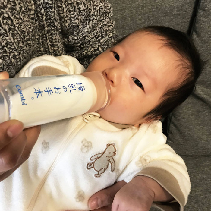 よくミルクを飲む子で、ばっちりカメラ目線で取れたベストショットです。