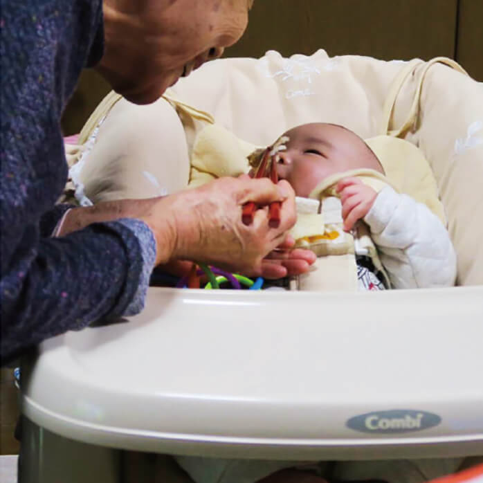 お食い初めのとき、ベビーラックの乗り心地もよくて、おばあちゃんも隣にいてごきげん♪