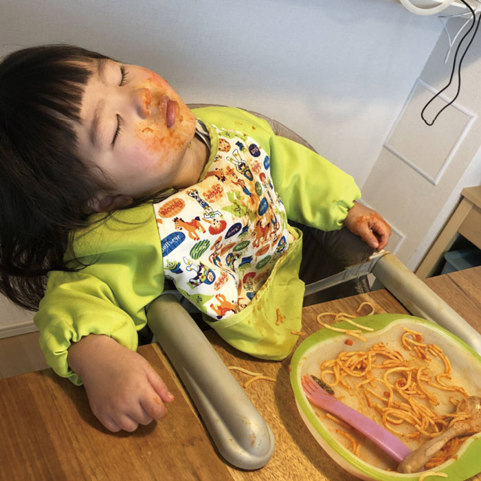 食欲旺盛な娘。お腹いっぱいになって寝てしまった姿が愛らしい。