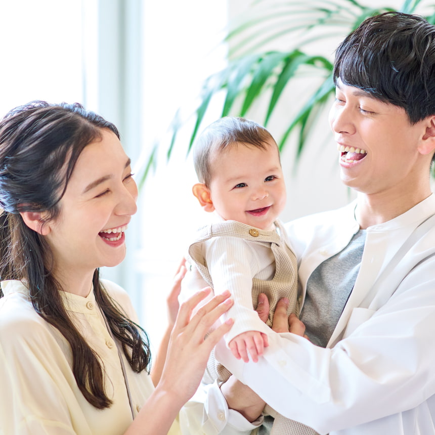 パパとママに囲まれて笑顔の赤ちゃん。スゴカルLで広がる家族の笑顔と安心感、毎日のお出かけがかけがえのない思い出に。