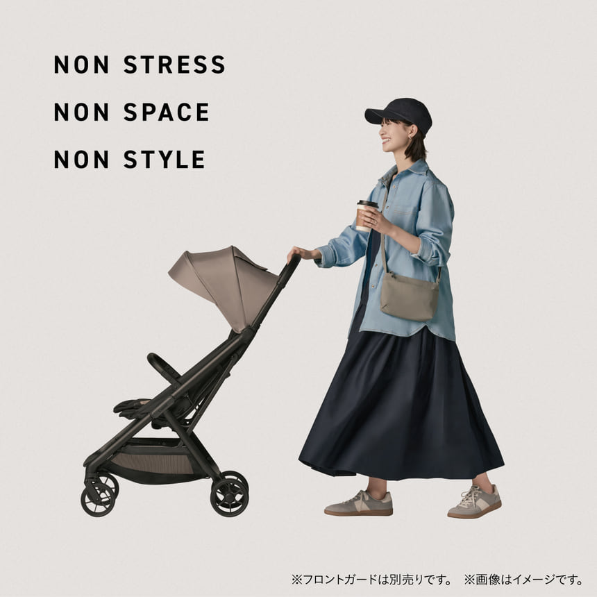NON STRESS. NON SPACE. NON STYLE.ママが片手でコンビのベビーカー「auto N second（オート エヌ セカンド）」をラクに押しているイメージ。