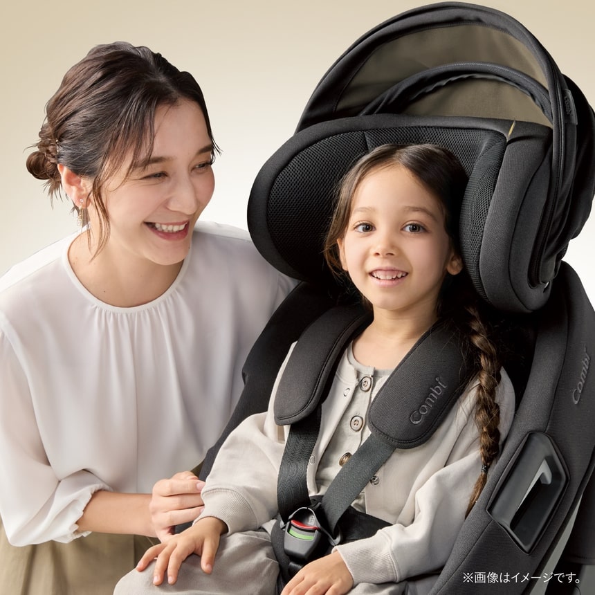 成長した子どもが快適に座れるチャイルドシート 笑顔で見守るママ