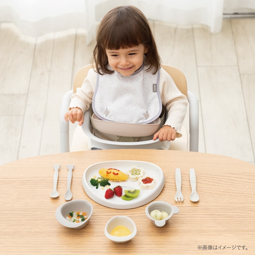 サンカク食器 離乳食ベビー食器セットで食事を楽しむ子ども 日本製プレートとスプーンフォーク使用シーン