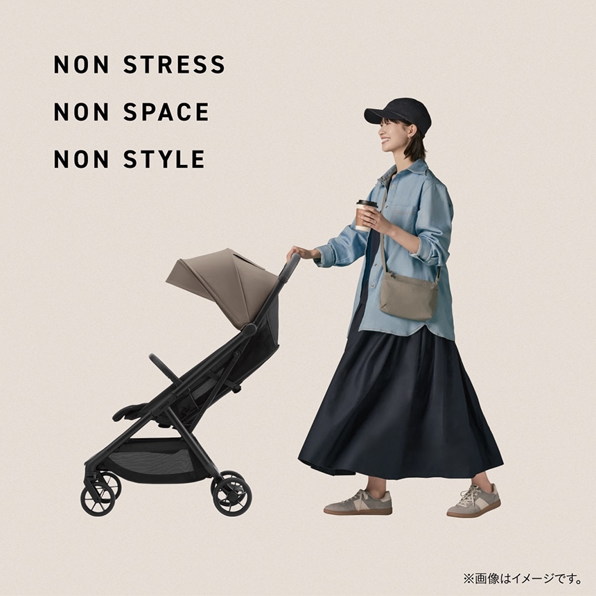 NON STRESS. NON SPACE. NON STYLE.ママが片手でコンビのベビーカー「auto N second（オート エヌ セカンド）」をラクに押しているイメージ。