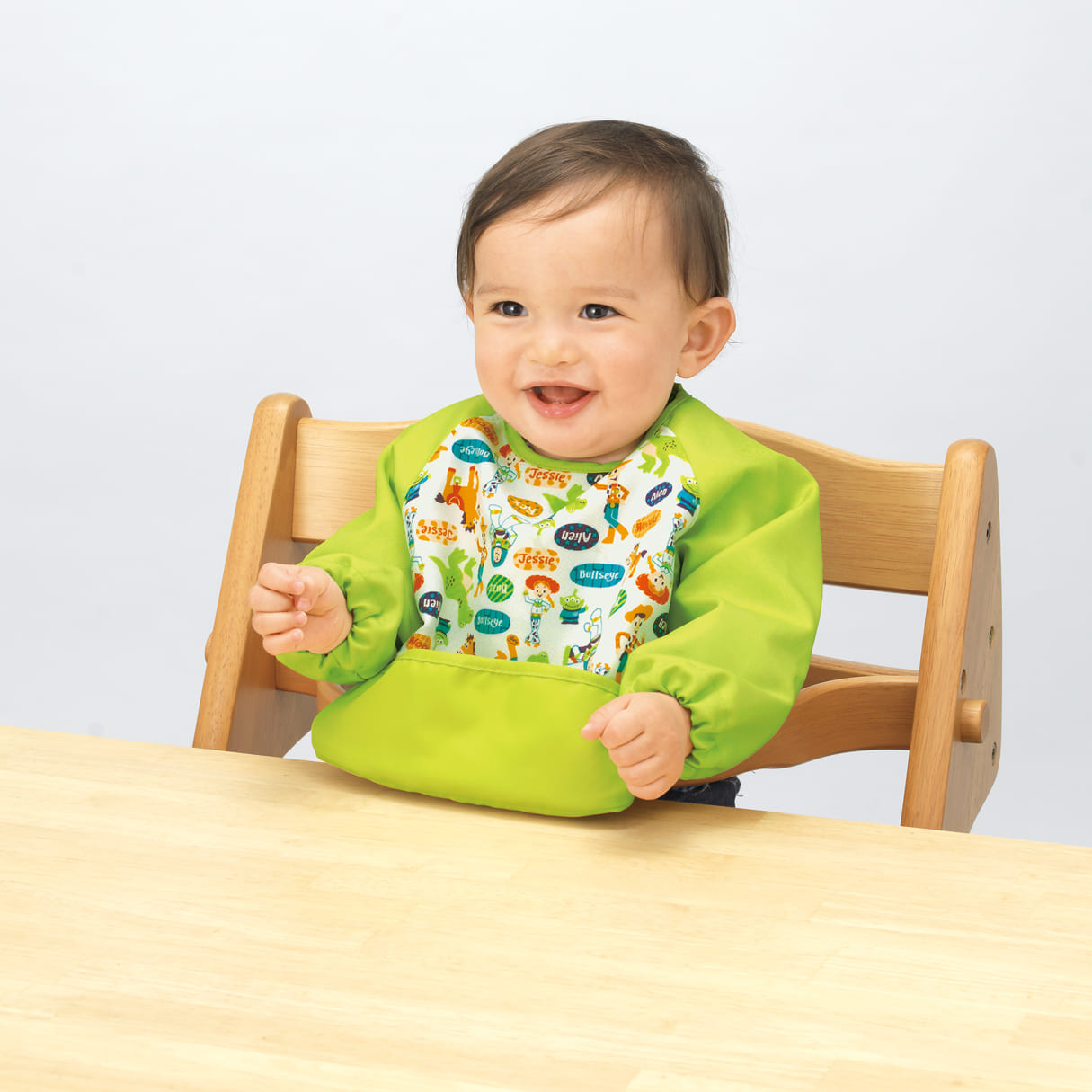 油が落ちるエプロン長袖 トイ ストーリー コンビトップ ベビー用品 ベビー服の通販 コンビ公式ブランドストア