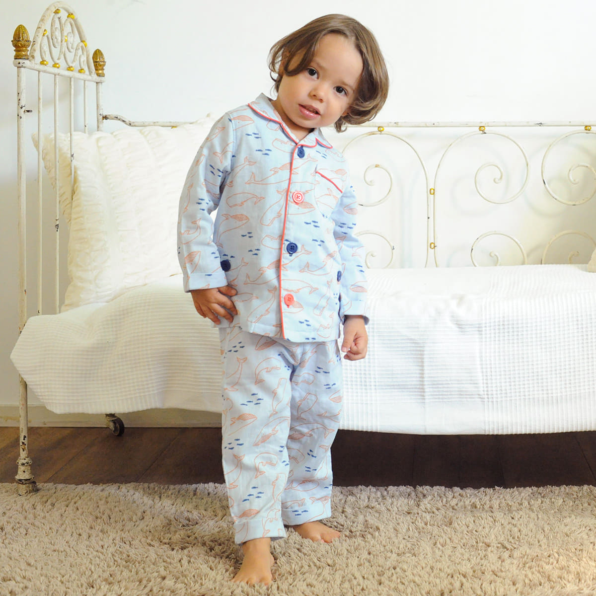 おなか安心ボタン付き ガーゼ 長袖 前開きパジャマ（くじら）/80cm