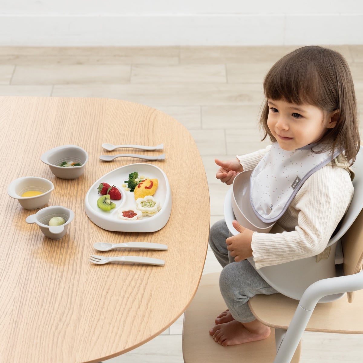 ちょっと贅沢な出産祝いに!パクッ&ゴクッ!を楽しくさんかく食器プレミアムセット