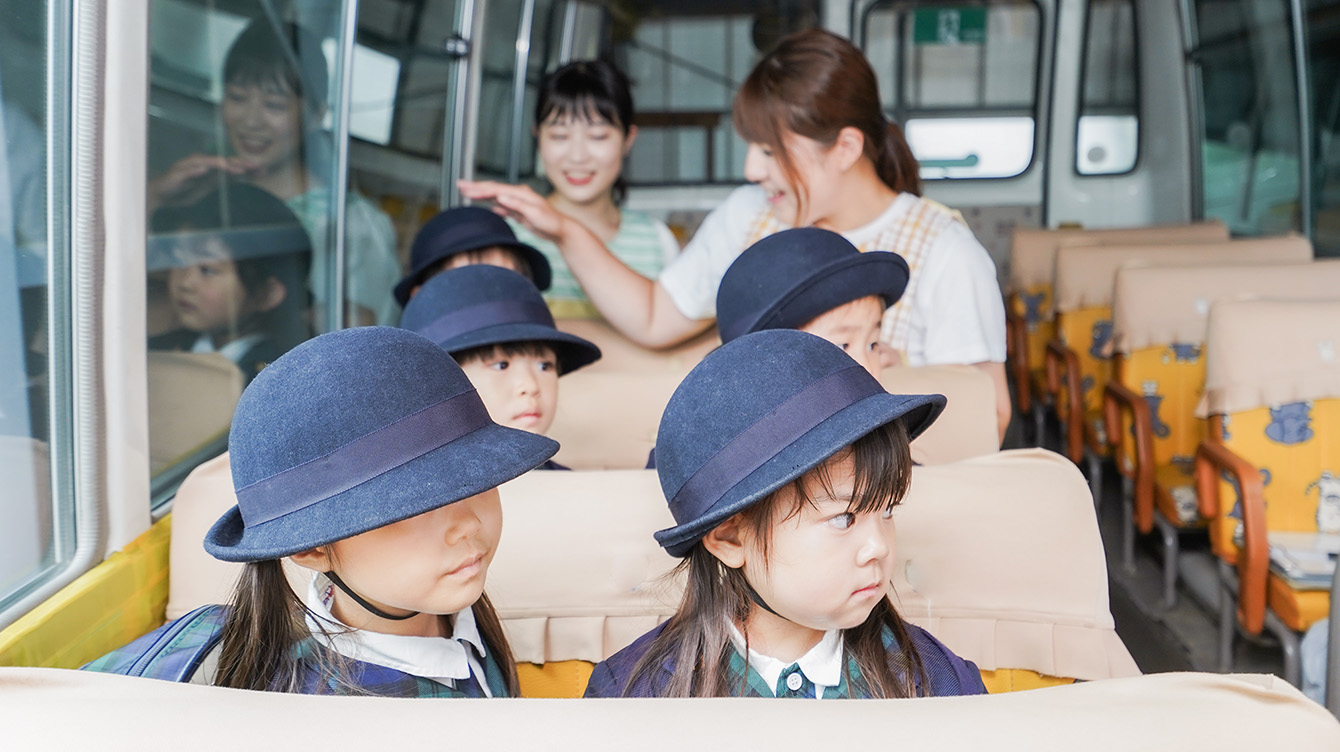 幼稚園の送迎バスに乗る園児