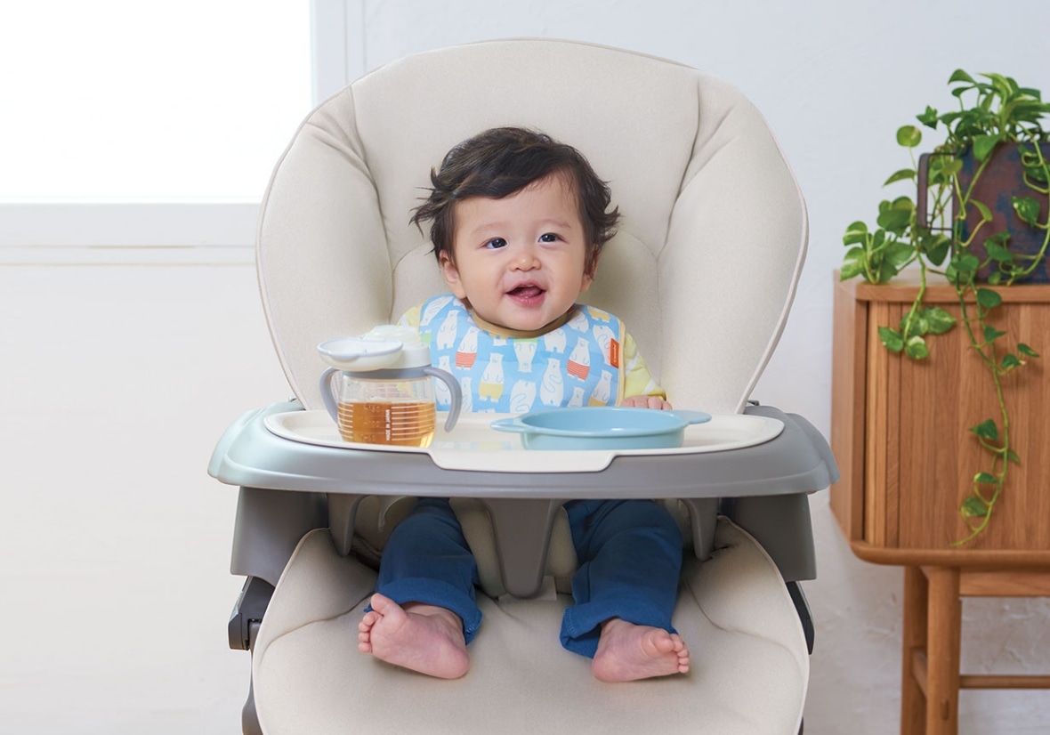 シートを起こせば離乳食時のチェアとしても